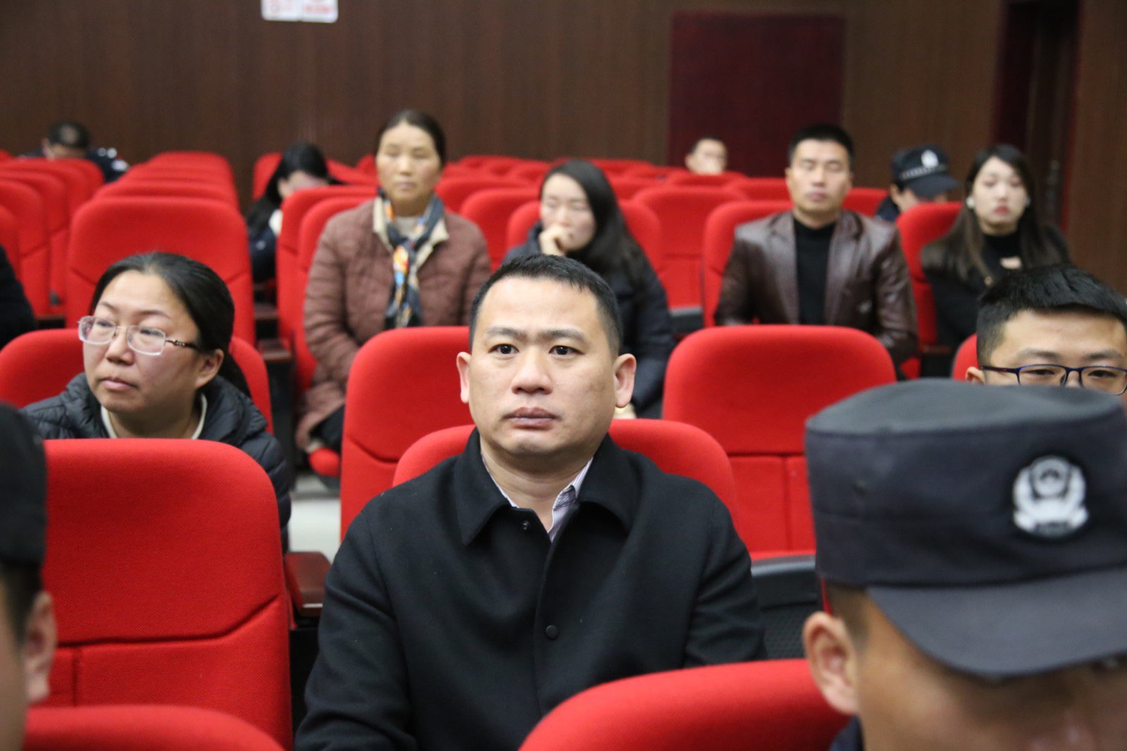 洞口县人民法院邀请省人大代表傅立先等人旁听庭审