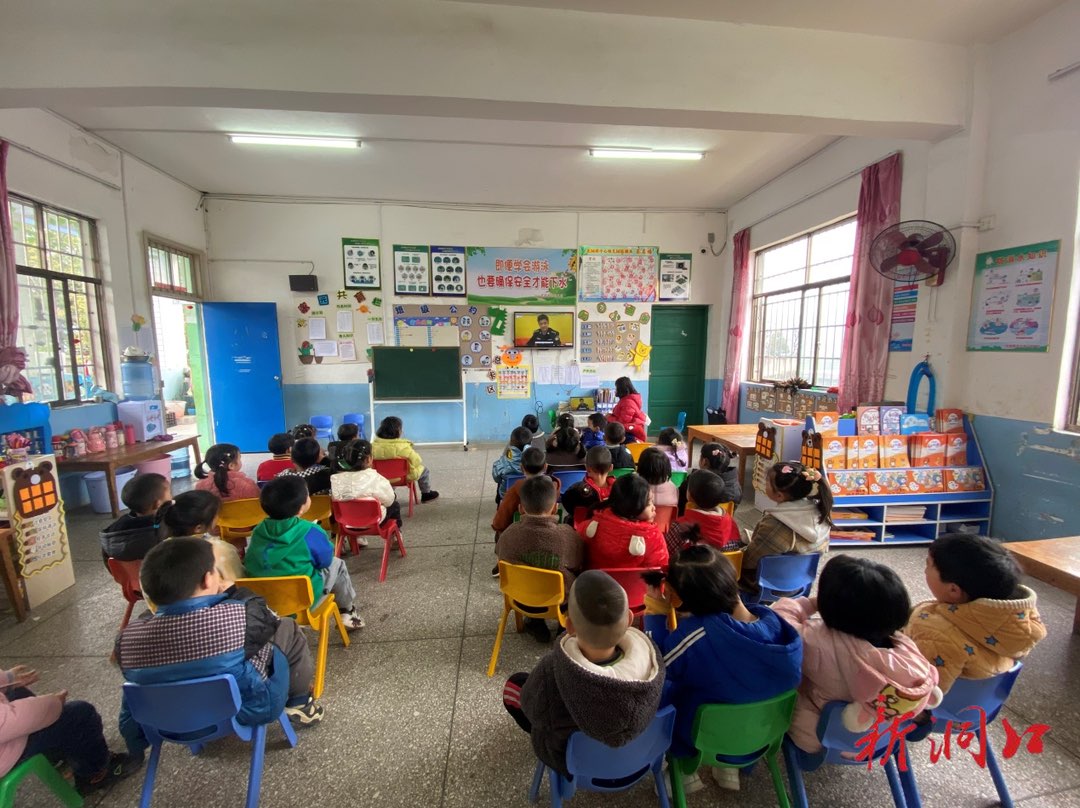 花园镇中心幼儿园开展“知危险会避险交通安全日”活动