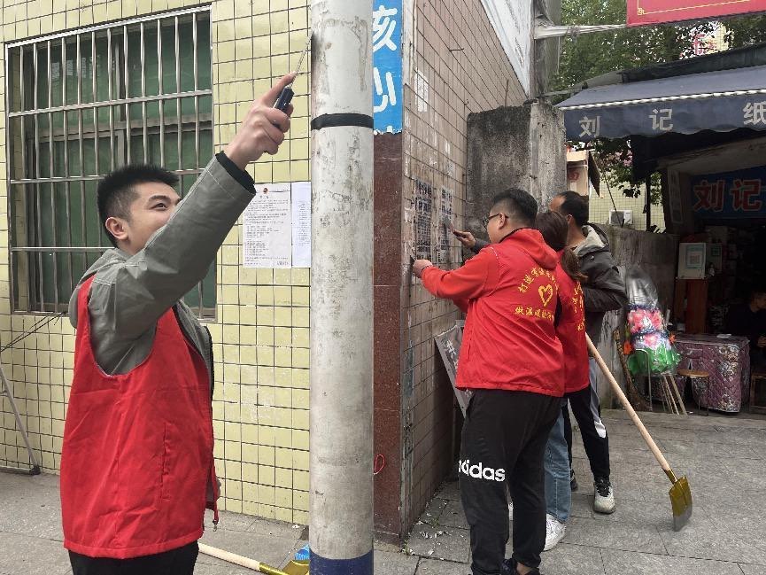 竹市镇党员干部走上街头开展“爱国卫生运动”