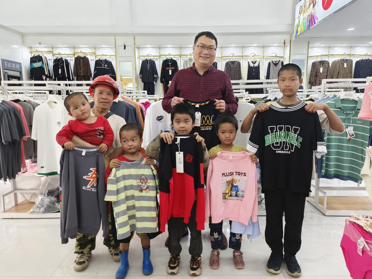 黄桥镇：商会献爱心 孩子着新衣