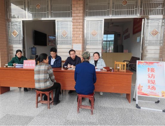 市县两级纪委监委开展“带着板凳进村”公开接访活动