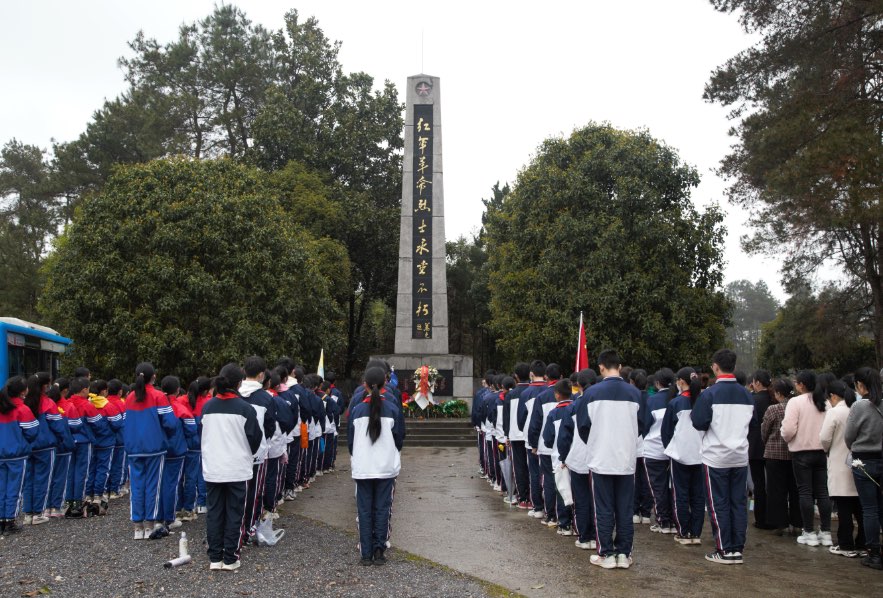 洞口思源实验学校开展清明祭扫烈士墓活动