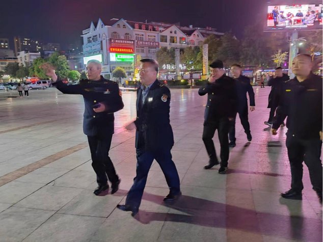 洞口县城市管理和综合执法局:  机关干部入一线  城市管理提效能  