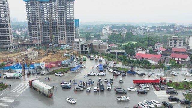 洞口县城三处违章建筑被依法拆除