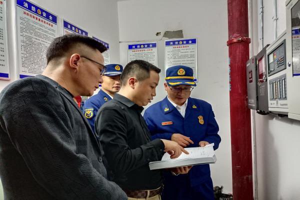 洞口县消防救援大队持续开展消防安全夜巡夜查行动护航“夜经济”
