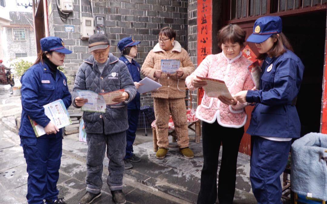 高沙镇消防“娘子军”开展“敲门入户”消防宣传活动