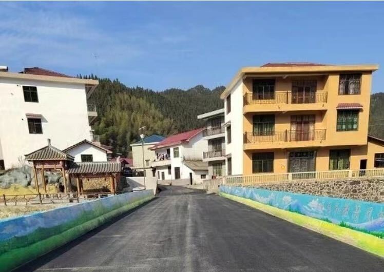 古楼村：油砂路修到村民家门口