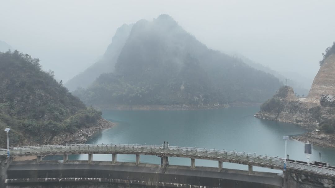 半江水库：半江瑟瑟半江雾