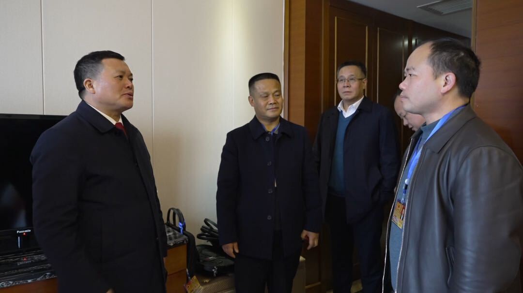 县人大常委会领导看望慰问县人大代表