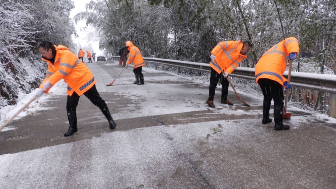 县公路建设养护中心全力做好除雪保畅工作