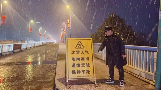 洞口县城管局：积极应对低温雨雪天气  全力做好除雪保畅工作
