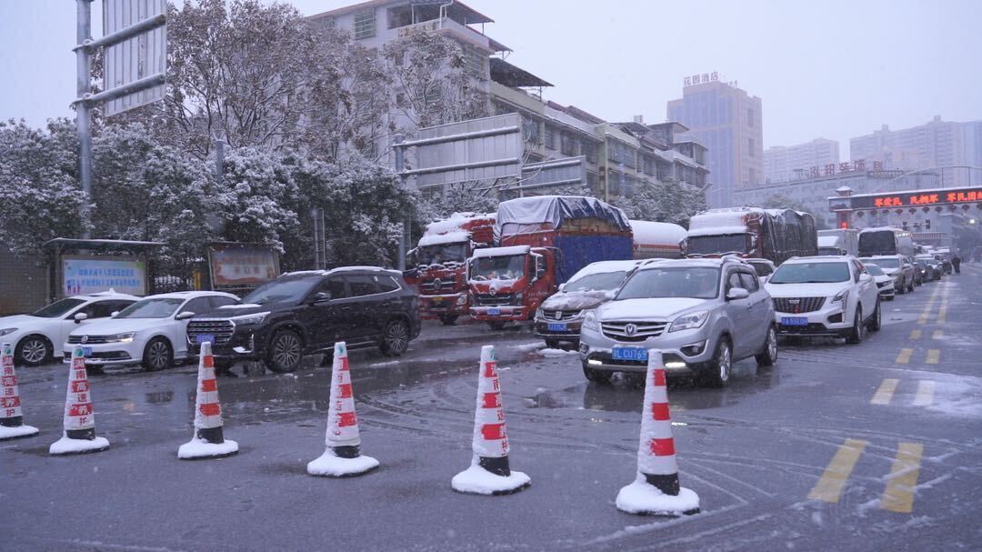 洞口县妥善安置八百余名滞留旅客