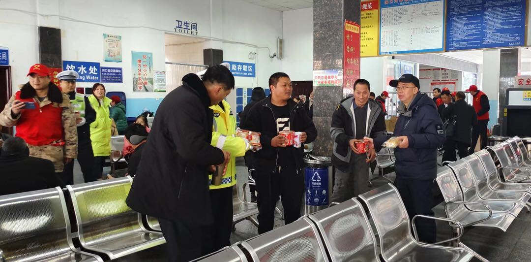 洞口县交通运输局为滞留旅客送温暖