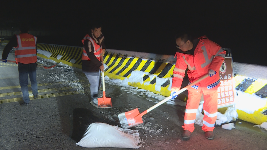 县公路建设养护中心：逆雪而行 连夜抗冰融雪保畅通
