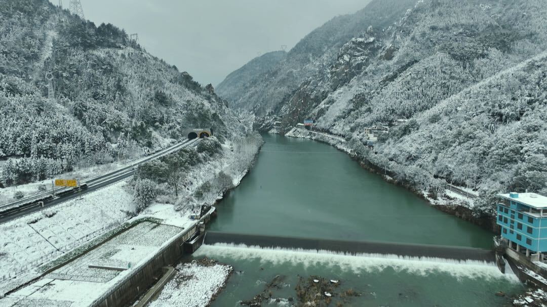 洞口塘狗爬岩景区：银装素裹 玉树琼枝如仙境