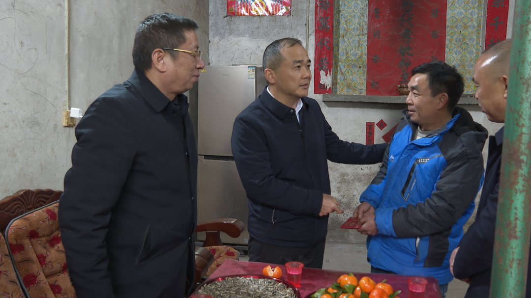 贺永亮走访慰问好人模范和困难群众