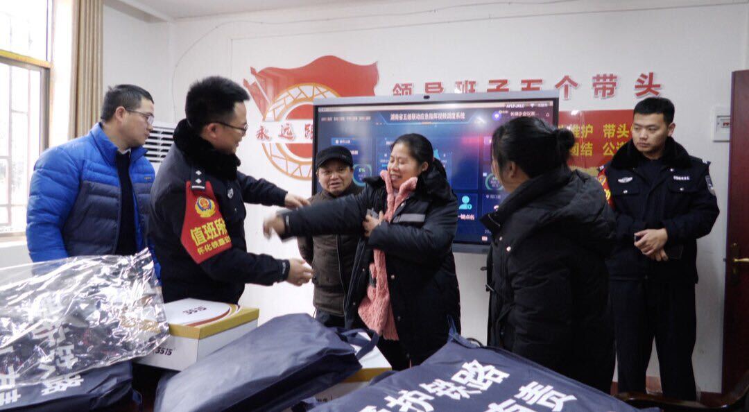 县护路办：寒冬送慰问 温暖护路人