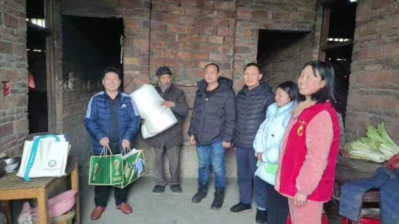 杨林镇锁口村：新春送温暖 真情暖民心