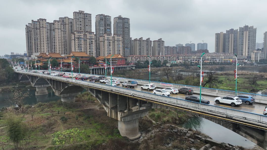 洞口二桥开启潮汐车道 提升桥面通畅率