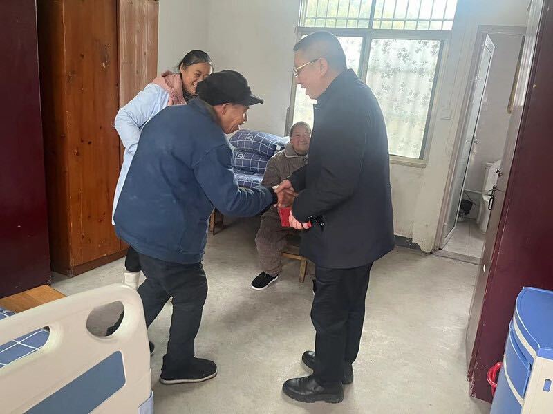 洞口县民政局开展“迎新春 送温暖”走访慰问暨养老院安全大检查活动