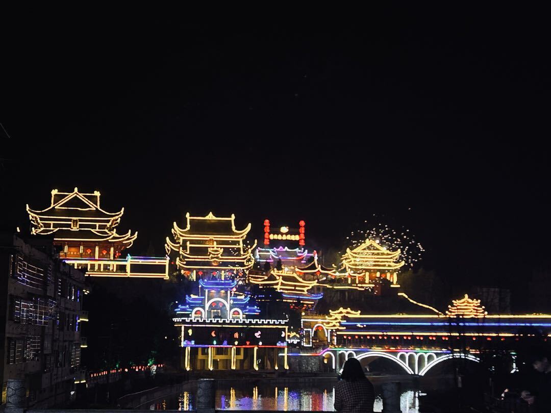 山门镇：灯光璀璨庆新春 夜景如画年味浓