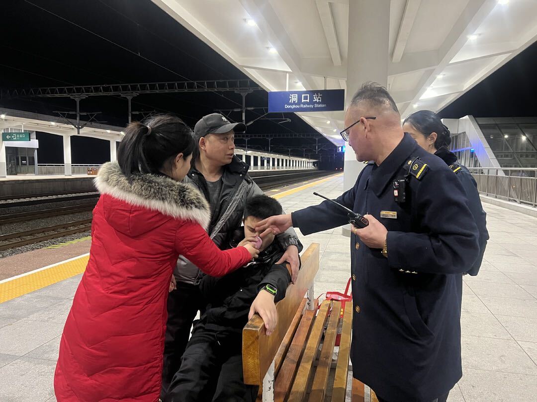 男孩春运途中遇突发疾病  洞口高铁站多举措合力救助