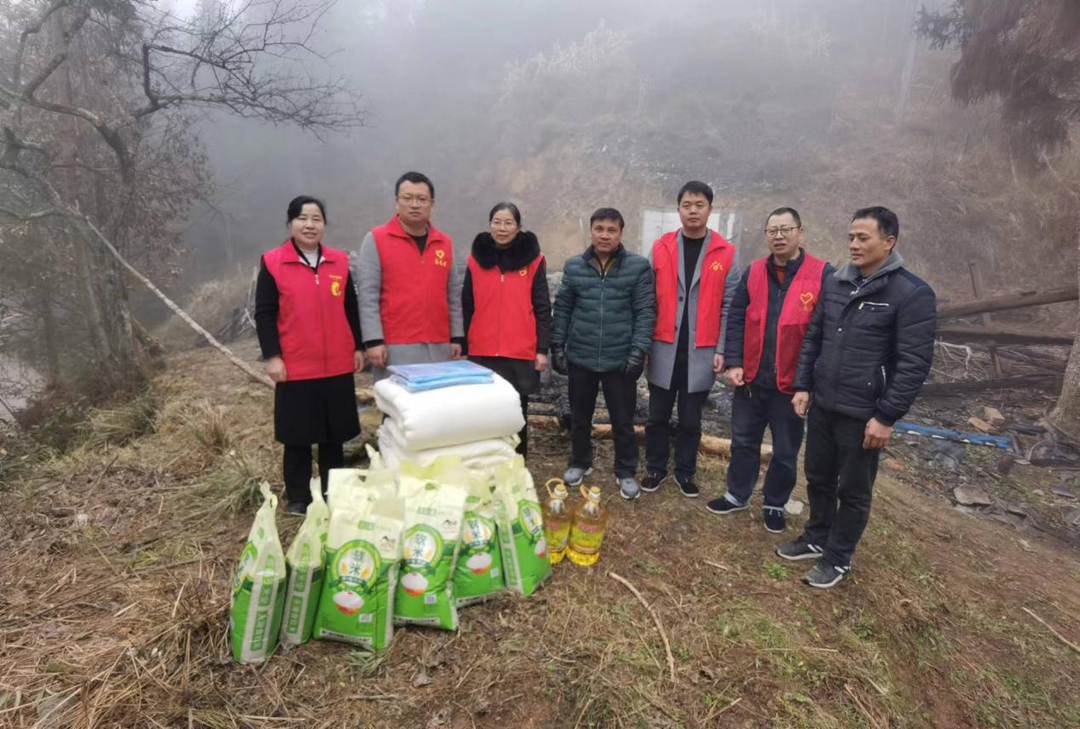 罗溪瑶族乡安顺村：大火无情人有情  多方救助暖人心