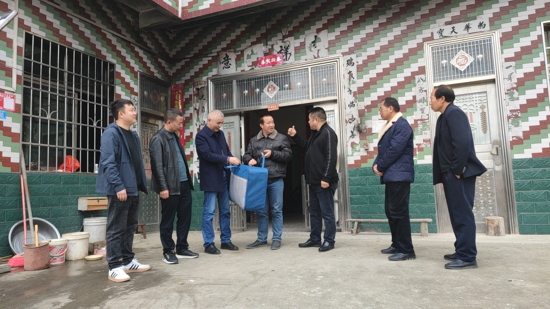 县中医医院为乡村振兴帮扶村——石柱镇塘湾村困难群众送温暖