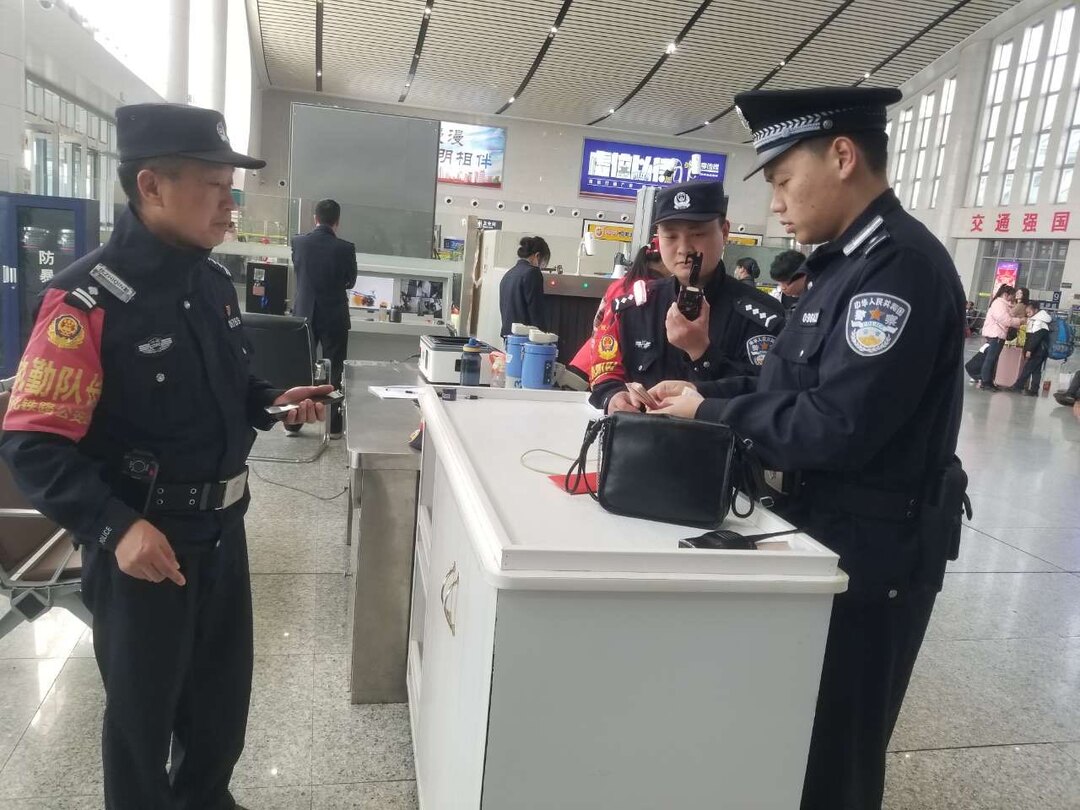 旅客十余万彩礼遗失高铁站 铁路工作人员半小时找到失主