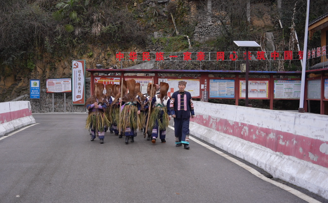 长塘瑶族乡：瑶寨千年民俗“棕包脑”舞闹元宵
