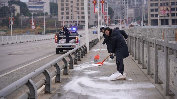 洞口城管以“动”制冻  全力应对低温雨雪冰冻天气