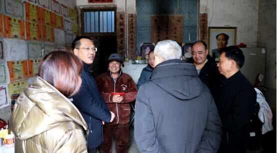 洞口县城管局到乡村振兴联点村开展“大走访、送温暖”慰问活动