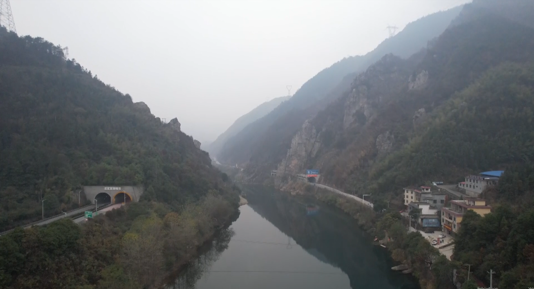 洞口塘狗爬岩景区：雾凇景观 玉树琼枝美不胜收