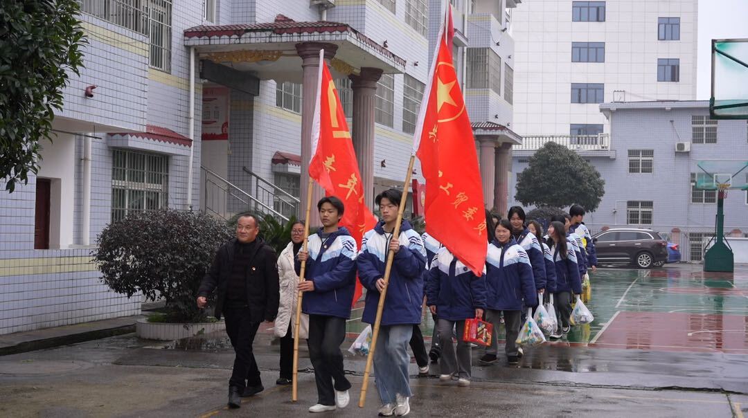 洞口县楚湘职校：春日学雷锋 “青”暖光荣院