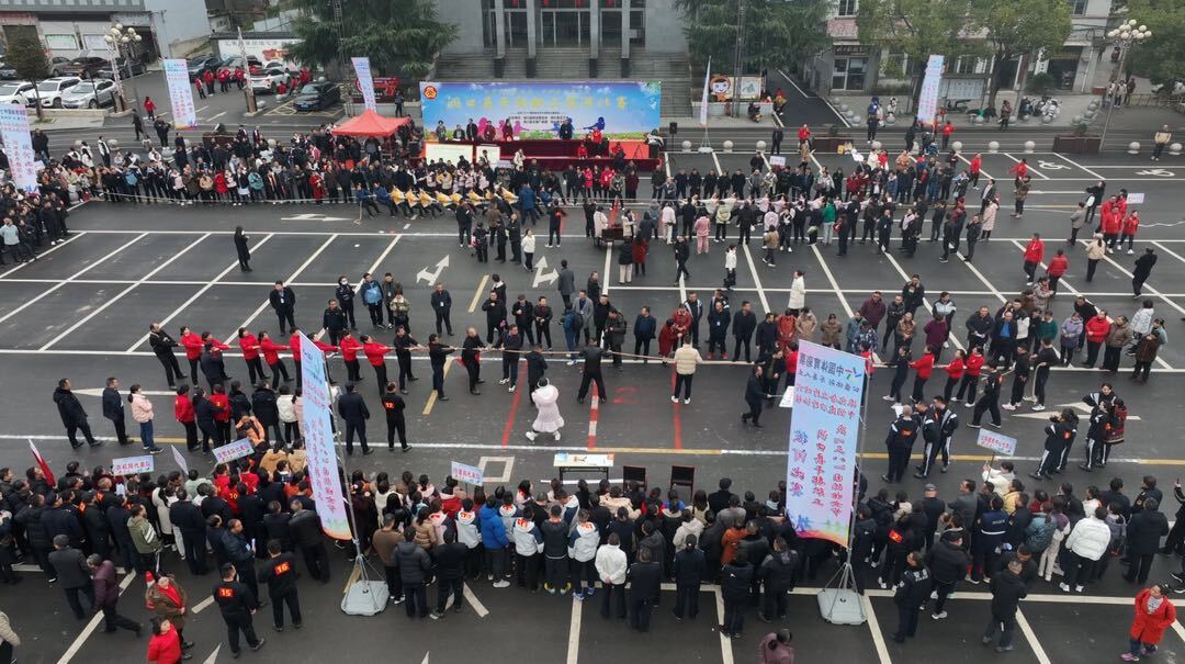 跟党奋进新时代 巾帼建功新征程——洞口县举行干部职工拔河比赛