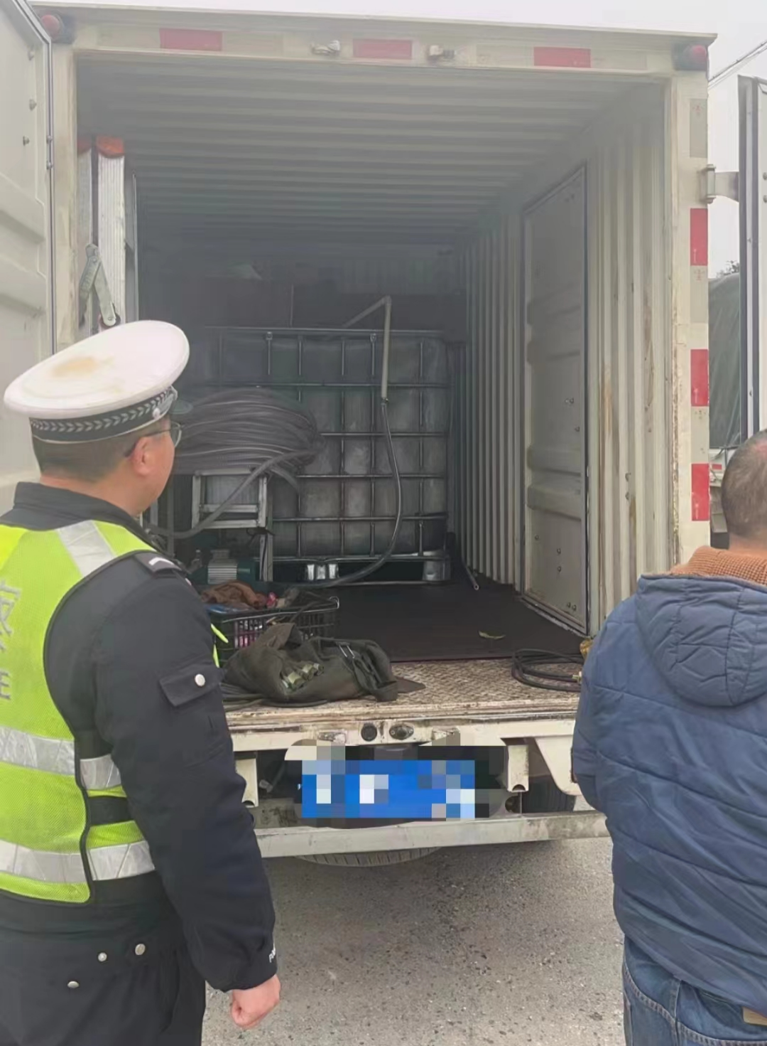 洞口应急管理局查处一辆私自改装“移动加油车”