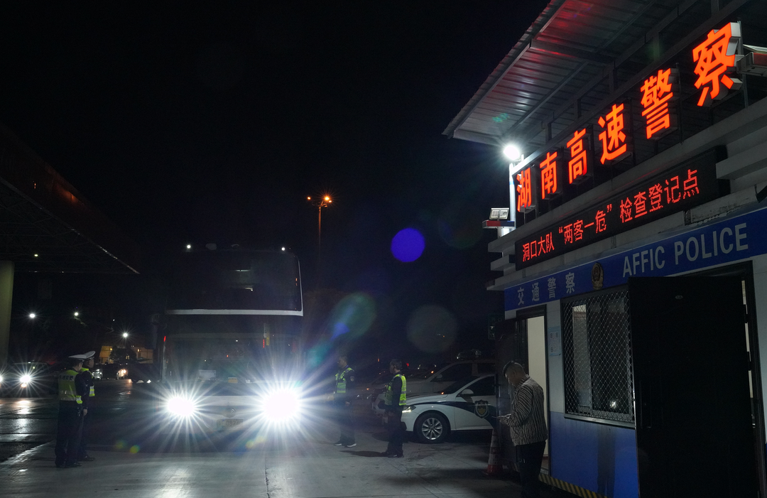 县交通运输综合行政执法大队开展清明期间“两客一危”重点车辆和非法营运车辆整治行动