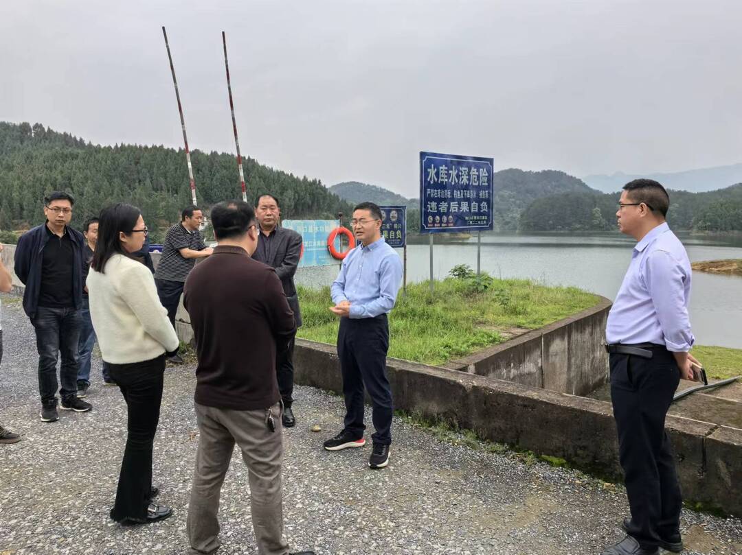 张纲学到岩山、石柱、山门、水东等乡镇督查防汛工作