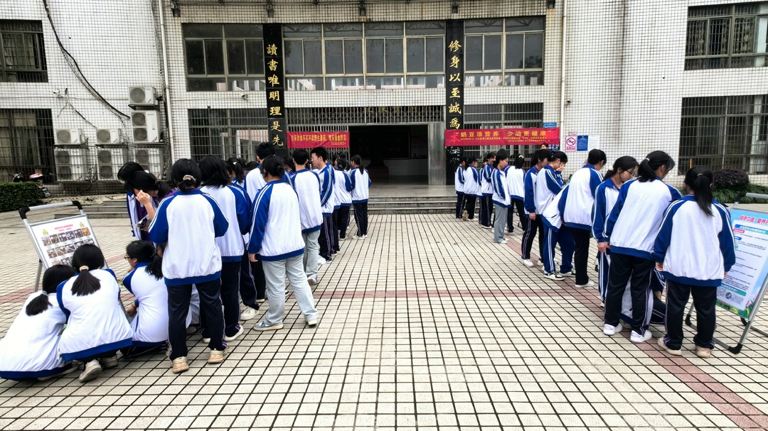 县疾控中心开展“5.20中国学生营养日”宣传进校园活动