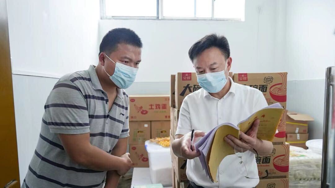吴韬暗访校园食品安全工作