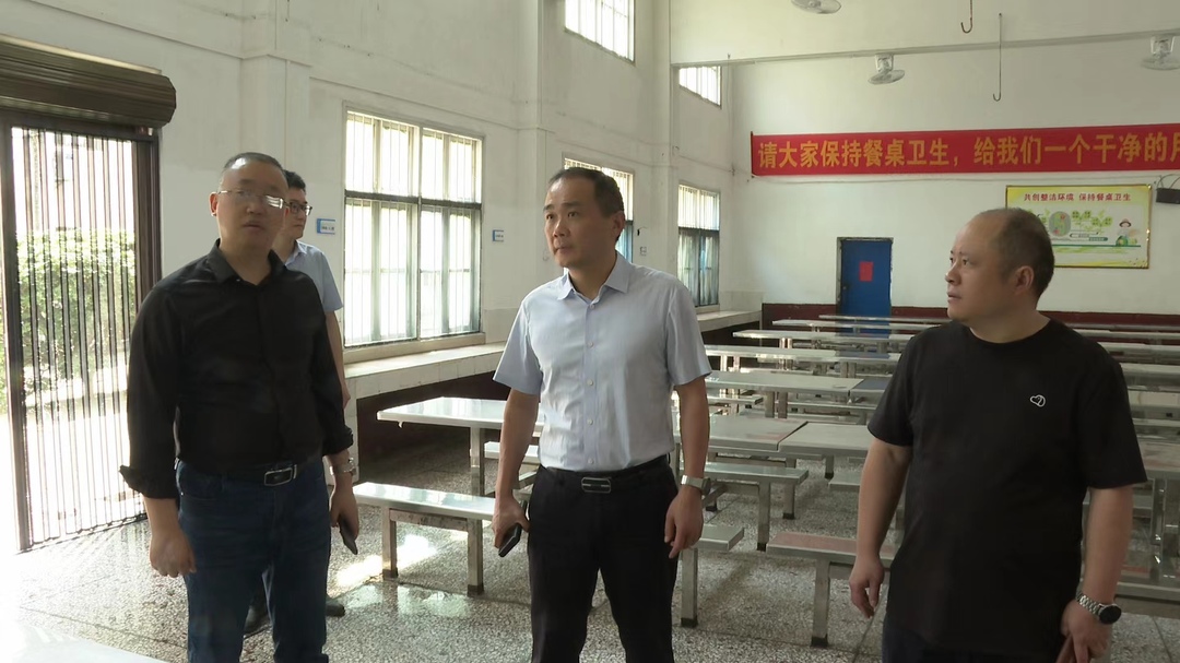 贺永亮暗访校园食品安全工作