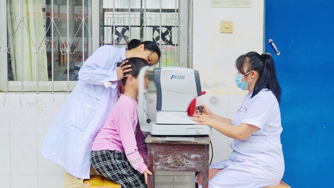 爱心企业走进特校 视力筛查与爱同行