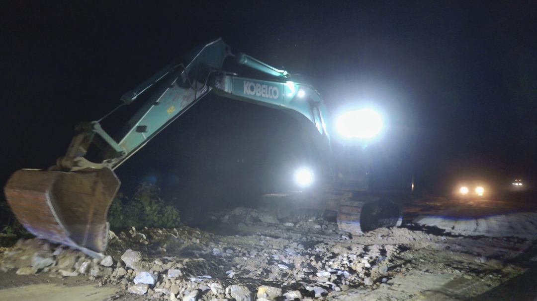 挑灯夜战 确保黄高公路全线通车