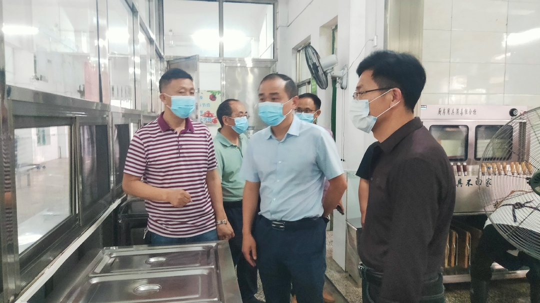 贺永亮暗访校园食品安全工作