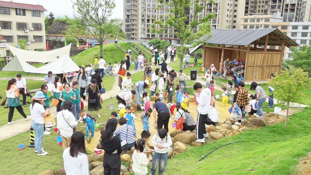 翱头幼儿园举行趣味过“六一” 童心游园会