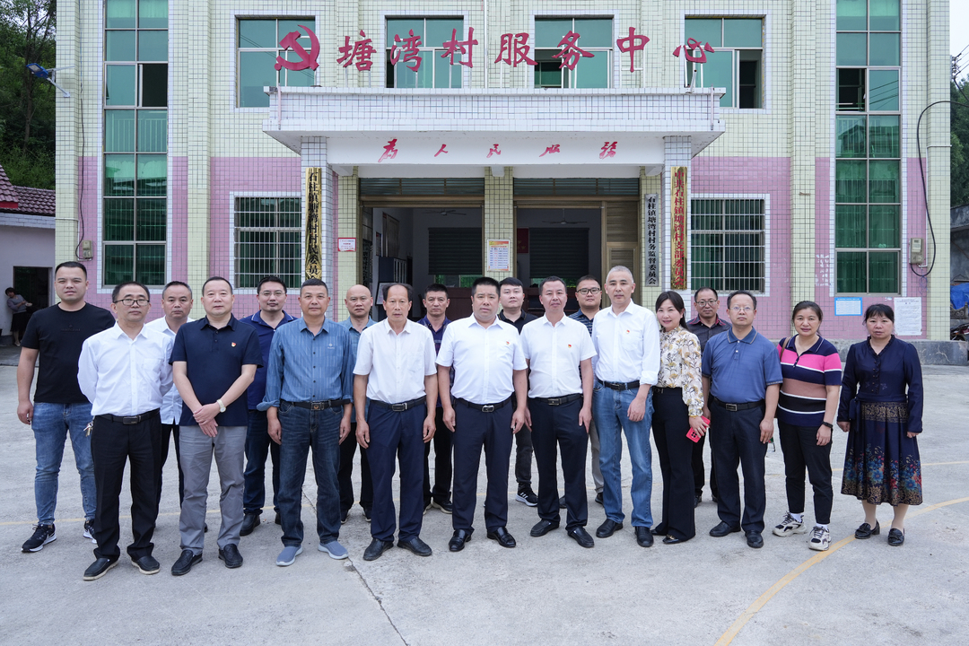 洞口县中医医院开展走访慰问送温暖活动(图1)