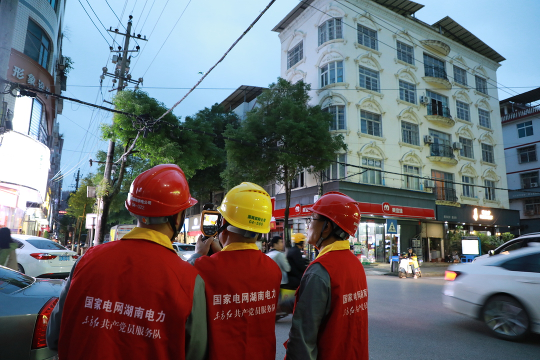 国网洞口供电公司：当好电力“护考员” 高考保障“满格电”(图2)