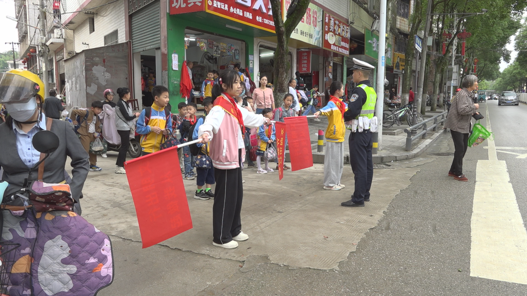 洞口交警创新举措 有效缓解县城文昌一小周边交通拥堵问题(图2)