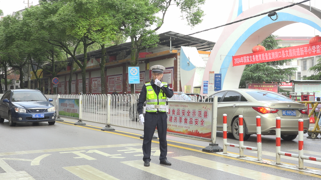 洞口交警创新举措 有效缓解县城文昌一小周边交通拥堵问题