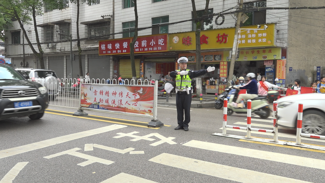 洞口交警创新举措 有效缓解县城文昌一小周边交通拥堵问题(图1)